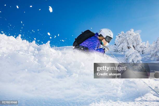 woman skiing in powder snow - baqueira/beret imagens e fotografias de stock