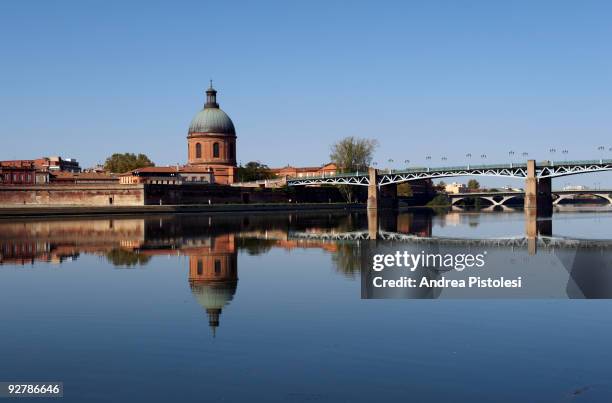 st pierre bridge on garonne river in toulouse - saint pierre les elbeuf stock pictures, royalty-free photos & images