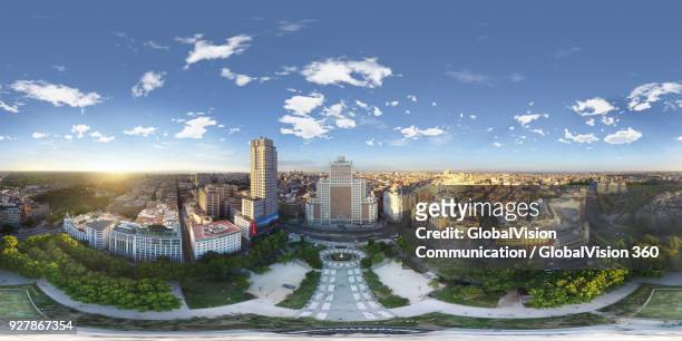 360° aerial perspective above plaza de espana in madrid, spain - 360 fotografías e imágenes de stock