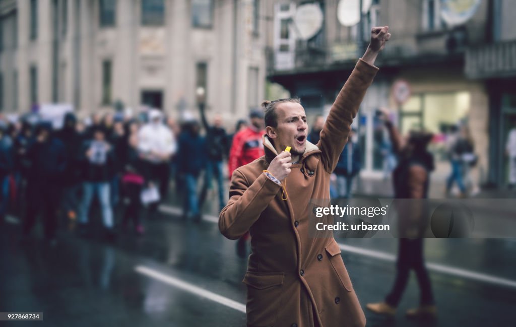 Demonstration gegen die Jungen
