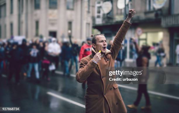 joven manifestante - democracia fotografías e imágenes de stock