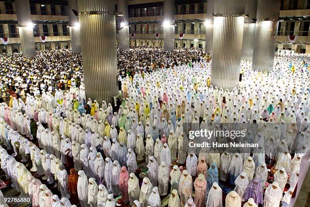 indonesian moslems pray at istiqlal mosque - islam foto e immagini stock