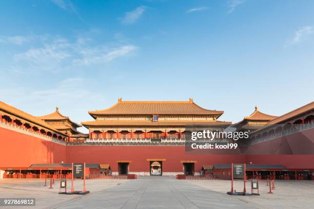 vista frontal de la ciudad prohibida - tiananmen square fotografías e imágenes de stock