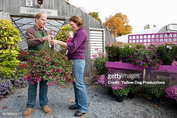 garden center worker helping customer - manchester vermont foto e immagini stock