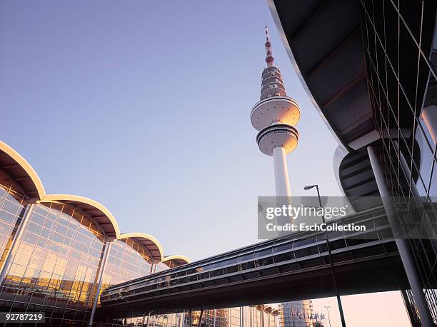 trade fair building of the neue messe in hamburg - hamburgo fotografías e imágenes de stock