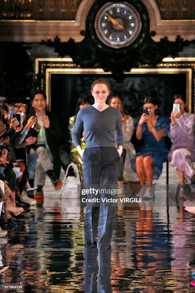 Stella McCartney : Runway - Paris Fashion Week Womenswear Fall/Winter 2018/2019