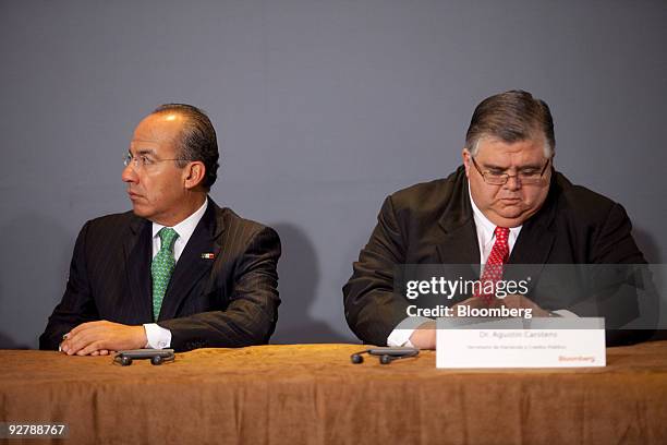 Felipe Calderon, Mexico�s president, left, and Agustín Carstens, Mexico��s finance minister, wait to speak during the Bloomberg Economic Forum in...