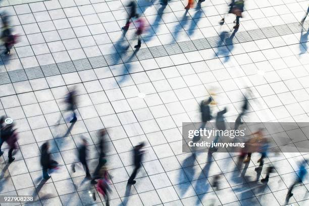 walking people - desenfocado fotografías e imágenes de stock