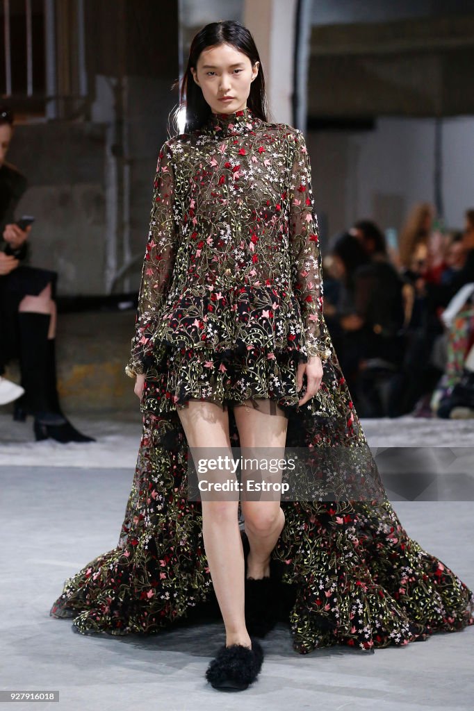 Giambattista Valli : Runway - Paris Fashion Week Womenswear Fall/Winter 2018/2019