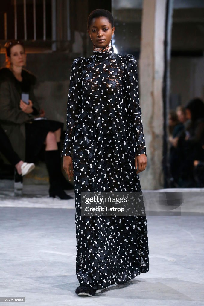 Giambattista Valli : Runway - Paris Fashion Week Womenswear Fall/Winter 2018/2019