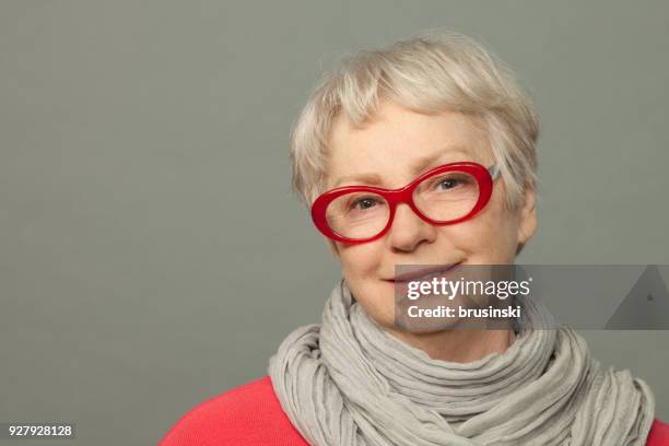 o retrato de estúdio closeup da atraente mulher de 65 anos de idade sénior - 65 69 years - fotografias e filmes do acervo