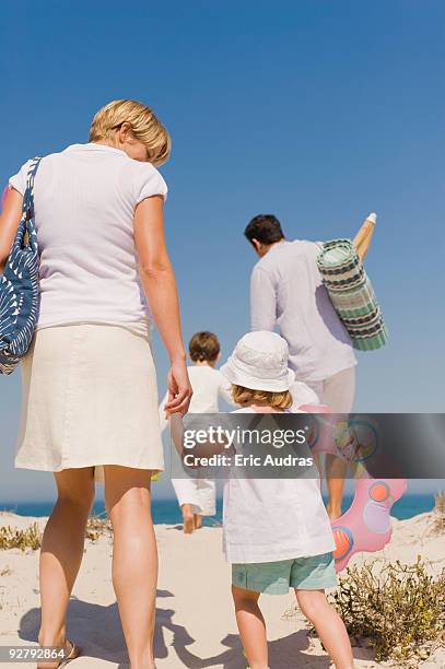 family on vacations on the beach - urlaub frau strand sonne blond kurze haare stock-fotos und bilder