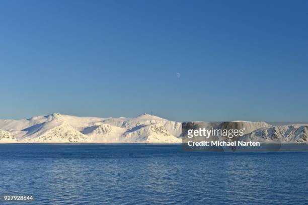 snow covered mountain range, mageroeya island, finnmark, norway - isola di mageroya foto e immagini stock