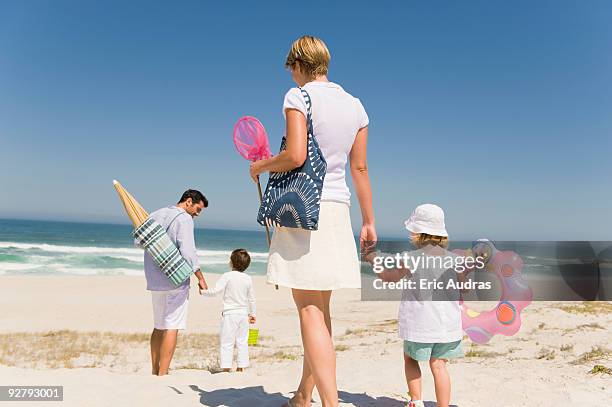 family on vacations on the beach - urlaub frau strand sonne blond kurze haare stock-fotos und bilder