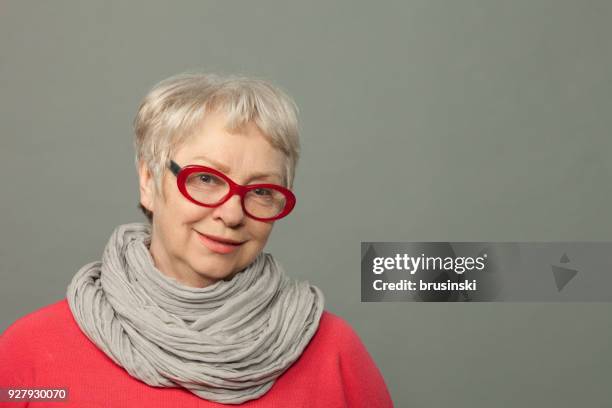 o retrato de estúdio closeup da atraente mulher de 65 anos de idade sénior - 65 69 years - fotografias e filmes do acervo