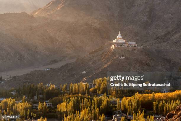 shanti stupa on a hilltop in chanspa, the big stupa in leh and one fron the best buddhist stupas leh district, ladakh, in the north indian state of jammu and kashmir. - シャンティストゥーパ ストックフォトと画像