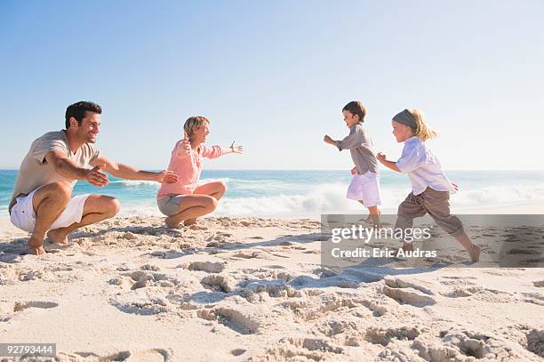 family enjoying vacations on the beach - urlaub frau strand sonne blond kurze haare stock-fotos und bilder