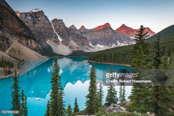 moraine lake, morning atmosphere, valley of the ten peaks, canadian rocky mountains, banff national park, alberta, canada - valley of the ten peaks stock-fotos und bilder