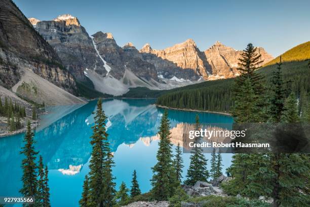 moraine lake, valley of the ten peaks, canadian rocky mountains, banff national park, alberta, canada - valley of the ten peaks stock-fotos und bilder
