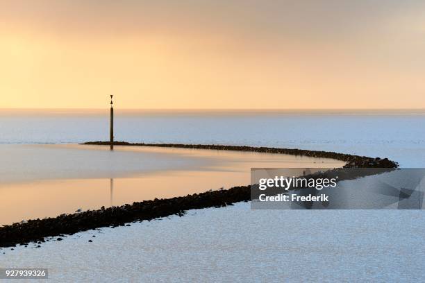 steinbuhne an der nordsee, norddeich, lower saxony, germany - nordsee strand stock pictures, royalty-free photos & images