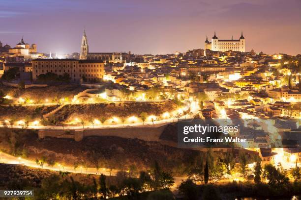 cathedral santa maria and alcazar, toledo, castile-la mancha, spain - maria castellanos fotografías e imágenes de stock