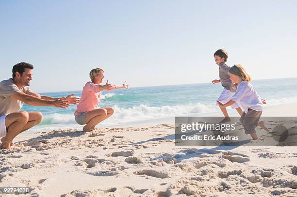 family enjoying vacations on the beach - urlaub frau strand sonne blond kurze haare stock-fotos und bilder