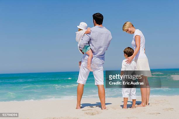 family on vacations on the beach - urlaub frau strand sonne blond kurze haare stock-fotos und bilder