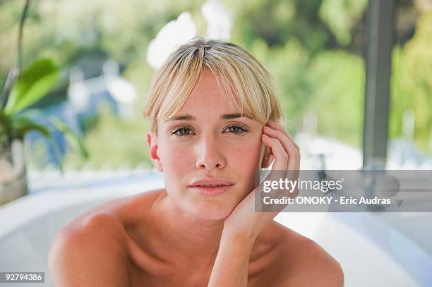 portrait of a woman in a bathtub - bad thoughts stockfoto's en -beelden