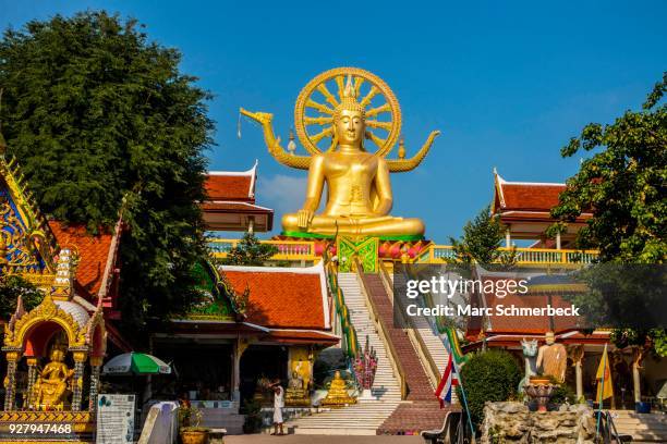 big buddha statue in temple in ban bo phut, ko samui island, thailand - großer buddha stock-fotos und bilder