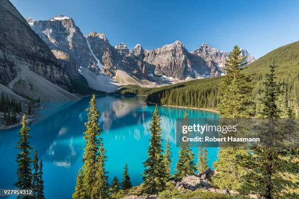 moraine lake, valley of the ten peaks, canadian rocky mountains, banff national park, alberta, canada - valley of the ten peaks stock-fotos und bilder