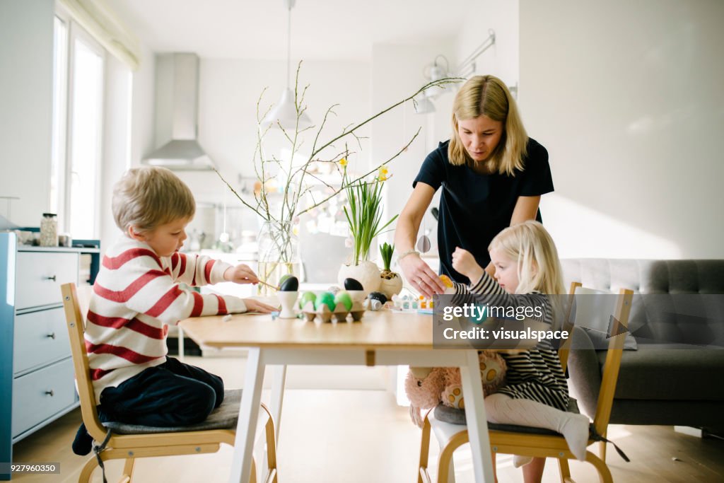 Familia nórdica durante una preparación de la Pascua