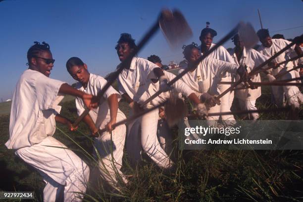 Women prisoners at the Mountainview Unit, a Texas state prison for women, work the fields of the prison farm in hoe squads on October 1, 1996 outside...