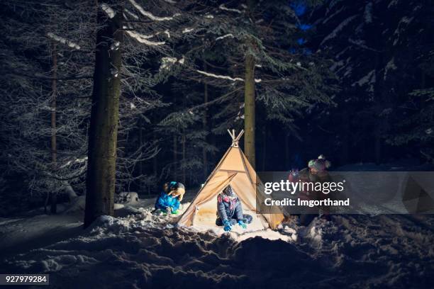 kinderen spelen in de tent bij nacht - kampeertent stockfoto's en -beelden
