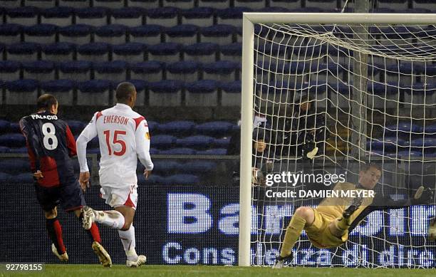 Genoa's foward Rodrigo Palacio of Argentine beats Lille's goalkeeper Mickael Landreau and scores during their Group B UEFA Cup football match on...