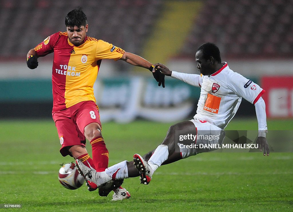 Baris Ozbek (L) of Galatasaray vies for