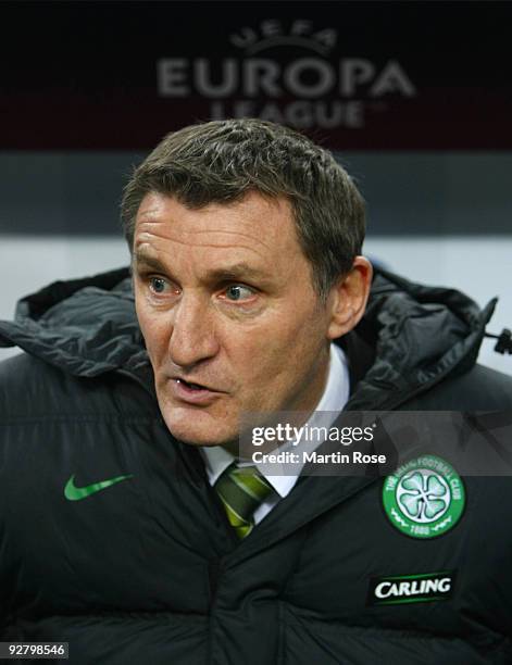 Head coach Tony Mowbray of Celtic looks on prior to the UEFA Europa League Group C match between Hamburger SV and Cletic FC at HSH Nordbank Arena on...