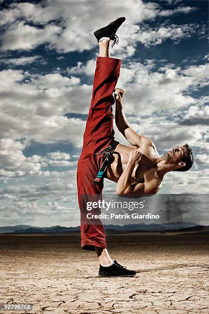 martial arts in the desert - gidräkt bildbanksfoton och bilder