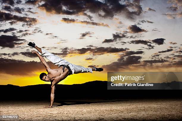 martial arts in the desert - gidräkt bildbanksfoton och bilder