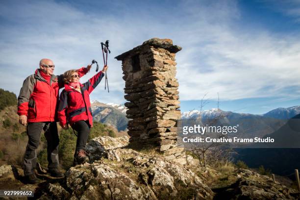 joyful senior couple celebrating the conquering of a summit - excursionismo imagens e fotografias de stock