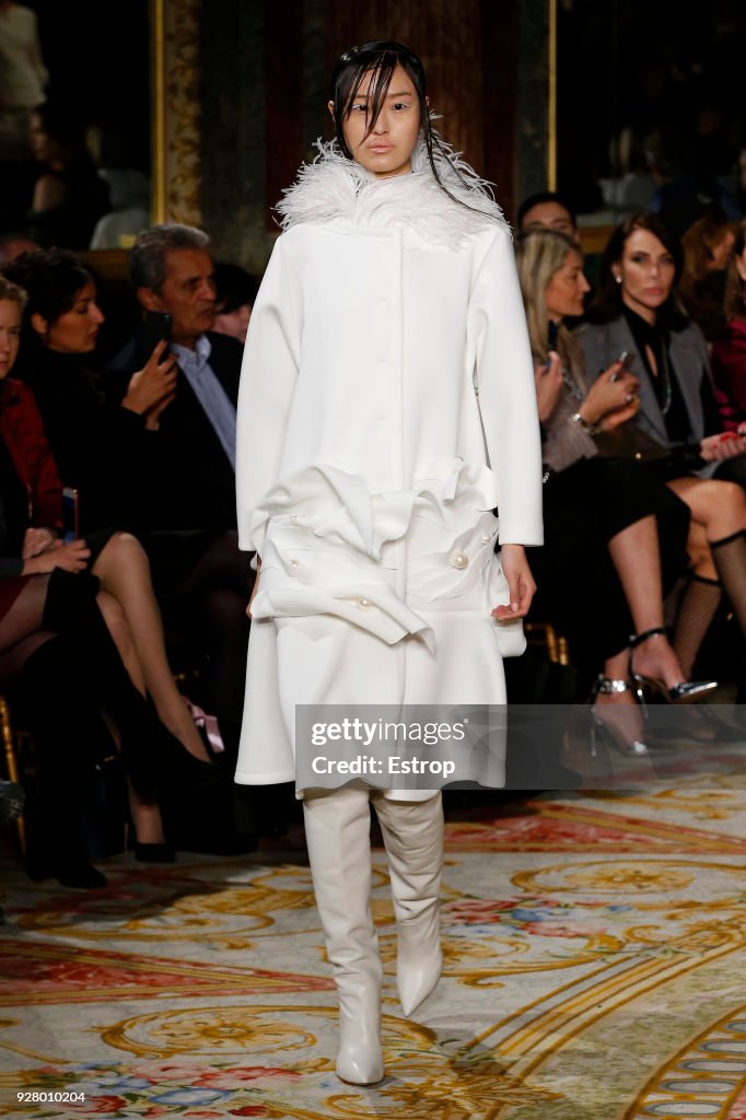 Valentin Yudashkin : Runway - Paris Fashion Week Womenswear Fall/Winter 2018/2019