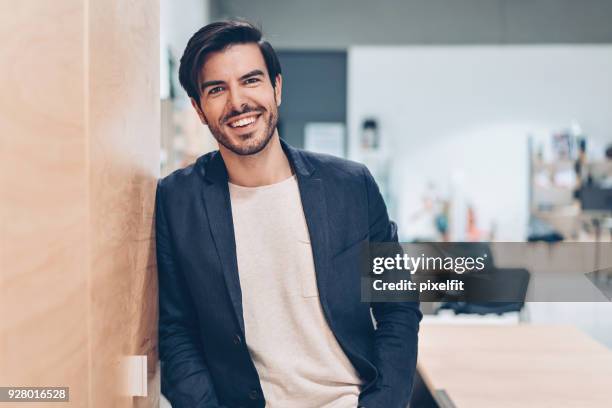 souriant homme d'affaires dans le bureau - veste homme photos et images de collection