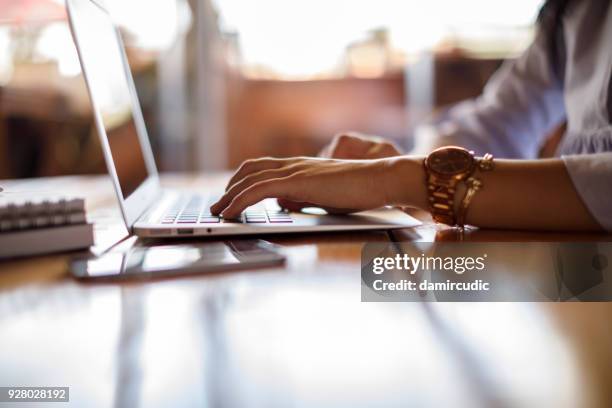 vrouwelijke student haar computer controleren - international student stockfoto's en -beelden