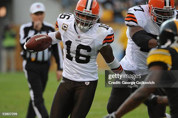 Wide receiver Joshua Cribbs of the Cleveland Browns runs the football behind the blocking of offensive lineman Floyd Womack after taking a direct...