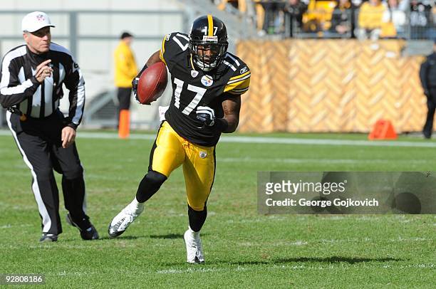 Wide receiver Mike Wallace of the Pittsburgh Steelers gains 21 yards on a reverse during a game against the Cleveland Browns at Heinz Field on...