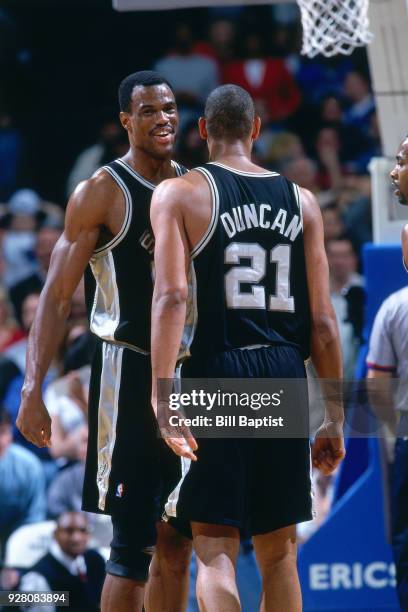 David Robinson and Tim Duncan of the San Antonio Spurs talk circa 2001 at the Compaq Center in Houston, Texas. NOTE TO USER: User expressly...