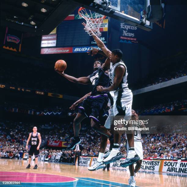 Chris Webber of the Sacramento Kings shoots circa 2001 at the Alamo Dome in San Antonio, Texas. NOTE TO USER: User expressly acknowledges and agrees...