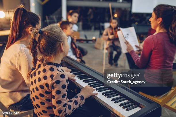 onderwijs muziek af te spelen - conservatory stockfoto's en -beelden