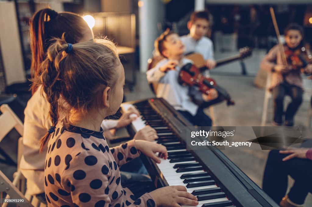 Teaching to play music in a youth orchestra