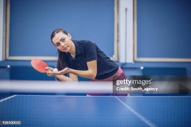 frau spielt tischtennis - women's table tennis stock-fotos und bilder