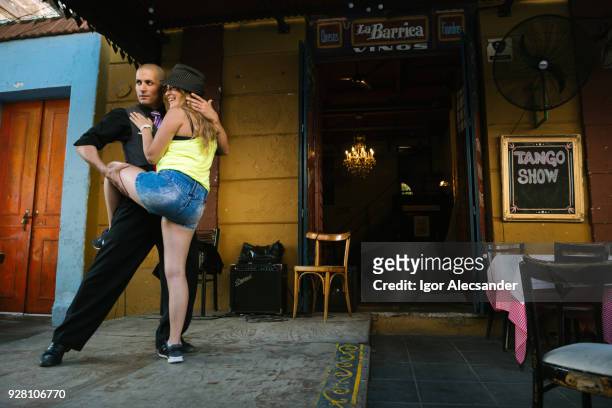 tango-kurse auf der straße caminito, buenos aires, argentinien - male dancer blonde stock-fotos und bilder